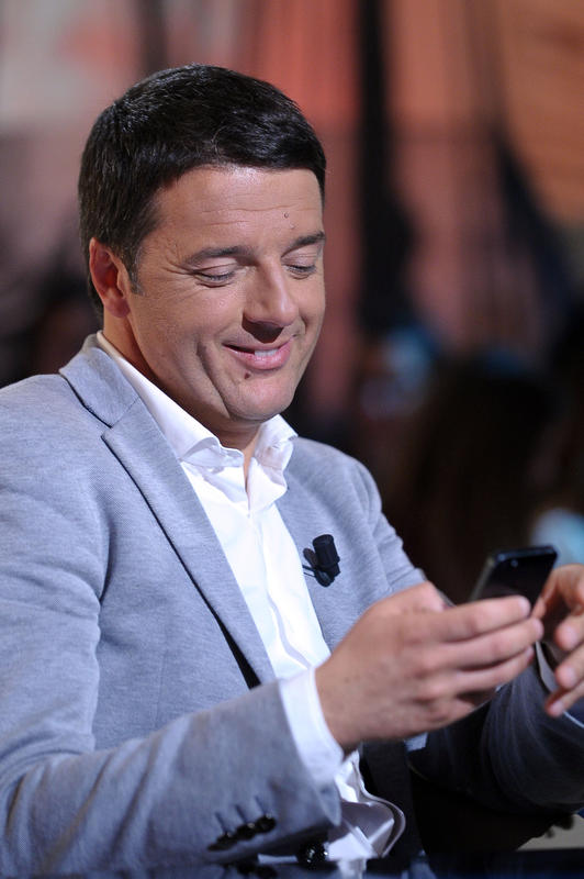 Renzi diventa mr milione: è il leader Ue più seguito su Twitter