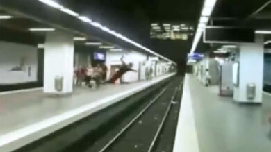 VIDEO: Salto mortale sui binari della metro, fuoriprogramma di un passeggero