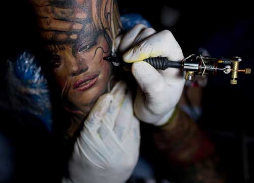 Allarme sull’inchiostro dei tatuaggi: “Contiene sostanze cancerogene” Allarme sull’inchiostro dei tatuaggi: “Contiene sostanze cancerogene”