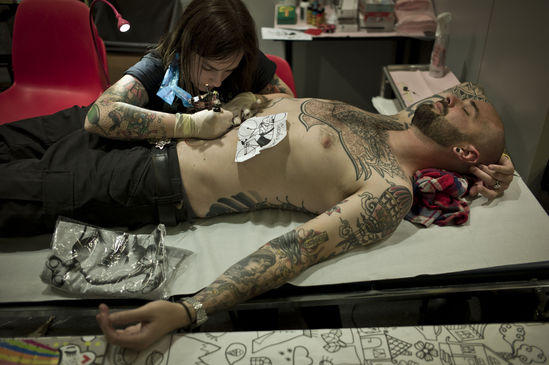 Allarme sull’inchiostro dei tatuaggi: “Contiene sostanze cancerogene” Allarme sull’inchiostro dei tatuaggi: “Contiene sostanze cancerogene”