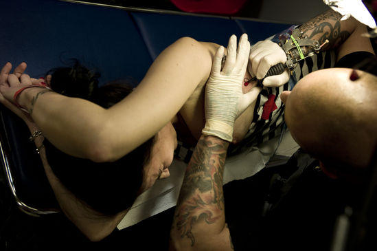 Allarme sull’inchiostro dei tatuaggi: “Contiene sostanze cancerogene” Allarme sull’inchiostro dei tatuaggi: “Contiene sostanze cancerogene”