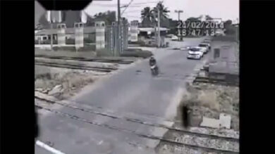 Ciclista sui binari, il treno lo travolge. VIDEO