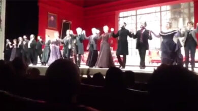 VIDEO: applausi per “I pilastri della società”