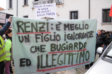 Renzi in Calabria, protesta delle mamme davanti alla scuola
