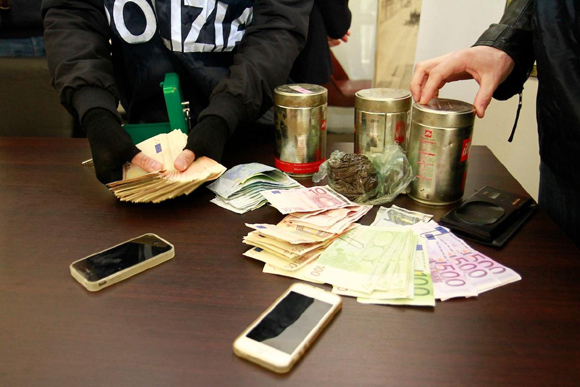 Arrestata 54enne con pensione di invalidità: spacciava. Foto