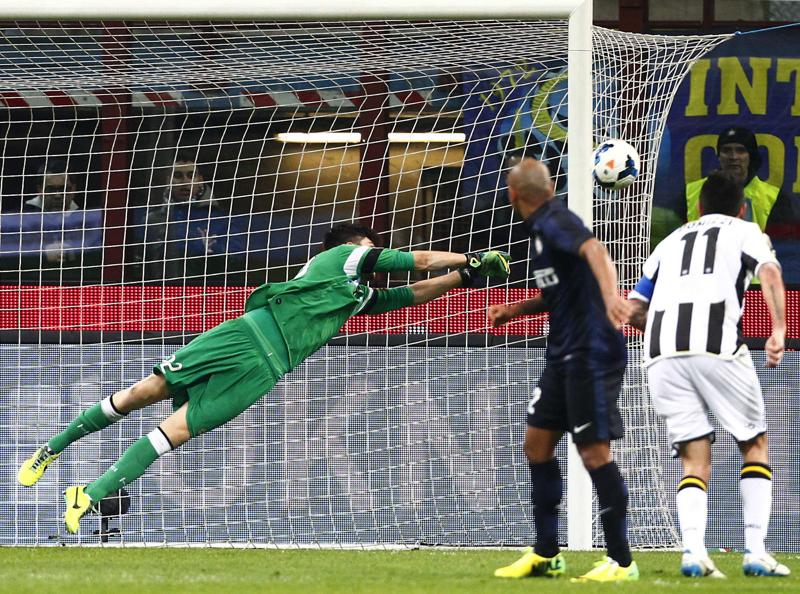 L’Inter sbatte sui guanti di Scuffet. Niente vittoria, San Siro fischia L’Inter sbatte sui guanti di Scuffet. Niente vittoria, San Siro fischia