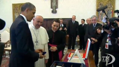 VIDEO: Obama-Bergoglio, lo scambio dei regali in Vaticano