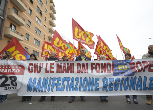 “Basta Sfratti”. Protesta in Regione. Movimenti occupano albergo Caltagirone “Basta Sfratti”. Protesta in Regione. Movimenti occupano albergo Caltagirone