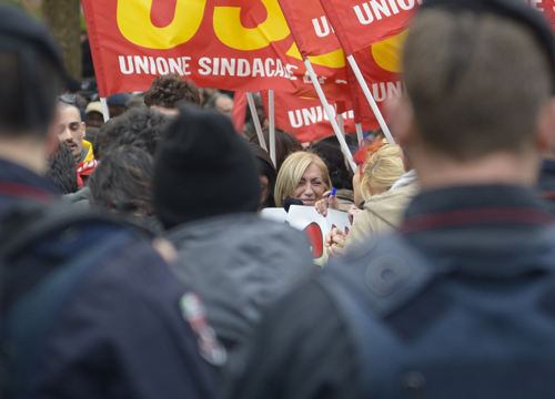 “Basta Sfratti”. Protesta in Regione. Movimenti occupano albergo Caltagirone “Basta Sfratti”. Protesta in Regione. Movimenti occupano albergo Caltagirone