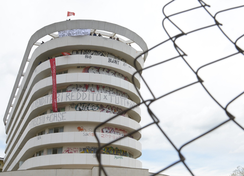 “Basta Sfratti”. Protesta in Regione. Movimenti occupano albergo Caltagirone “Basta Sfratti”. Protesta in Regione. Movimenti occupano albergo Caltagirone