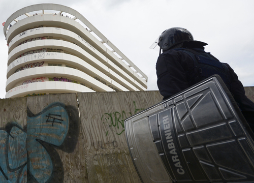 “Basta Sfratti”. Protesta in Regione. Movimenti occupano albergo Caltagirone “Basta Sfratti”. Protesta in Regione. Movimenti occupano albergo Caltagirone