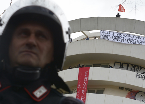 “Basta Sfratti”. Protesta in Regione. Movimenti occupano albergo Caltagirone “Basta Sfratti”. Protesta in Regione. Movimenti occupano albergo Caltagirone