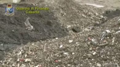 VIDEO: Scoperta discarica abusiva nel casertano vicino ai campi coltivati