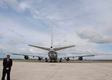 Ignazio “in attesa” davanti la scaletta. “Ciao Mr. president “, la satira si scatena