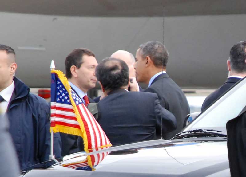 Ignazio “in attesa” davanti la scaletta. “Ciao Mr. president “, la satira si scatena Ignazio “in attesa” davanti la scaletta. “Ciao Mr. president “, la satira si scatena