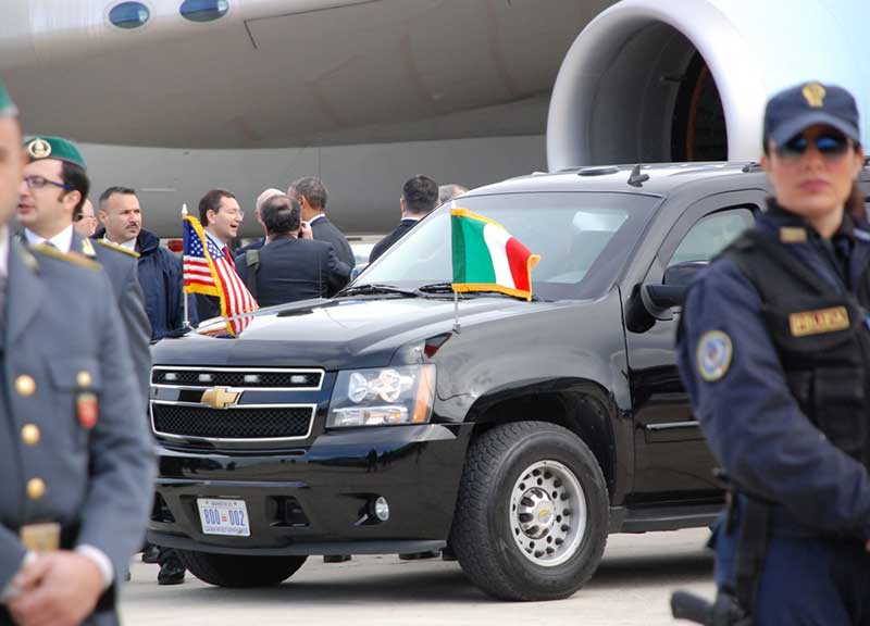 Ignazio “in attesa” davanti la scaletta. “Ciao Mr. president “, la satira si scatena Ignazio “in attesa” davanti la scaletta. “Ciao Mr. president “, la satira si scatena