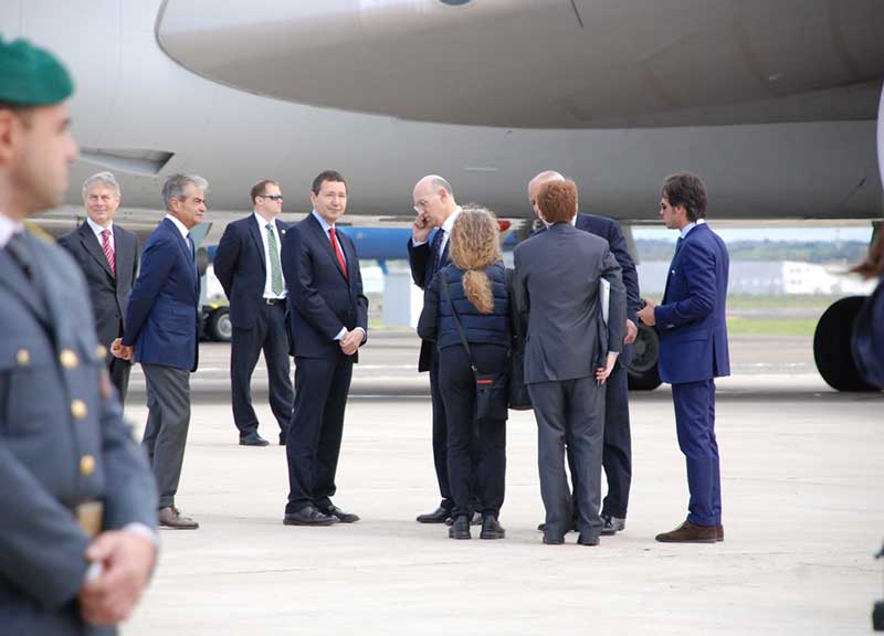 Ignazio “in attesa” davanti la scaletta. “Ciao Mr. president “, la satira si scatena Ignazio “in attesa” davanti la scaletta. “Ciao Mr. president “, la satira si scatena