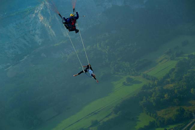 Volare come un uccello ora è possibile. Un sogno che diventa realtà Volare come un uccello ora è possibile. Un sogno che diventa realtà