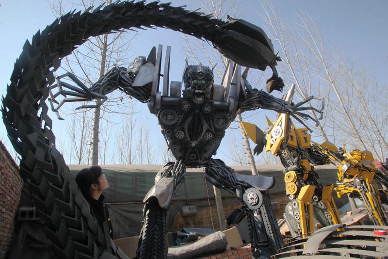 Robot con pezzi di ricambio auto. Transformers costruiti nella Cina rurale