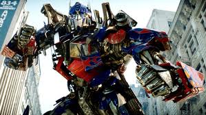 Robot con pezzi di ricambio auto. Transformers costruiti nella Cina rurale
