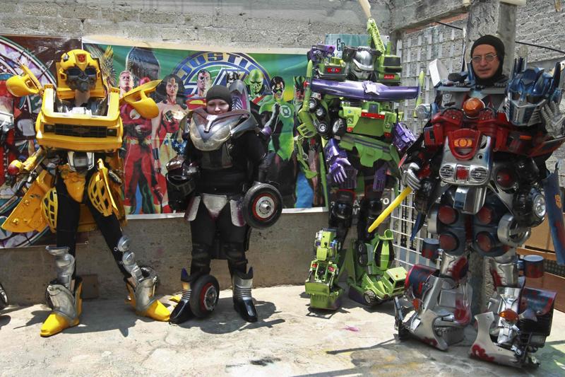 Robot con pezzi di ricambio auto. Transformers costruiti nella Cina rurale