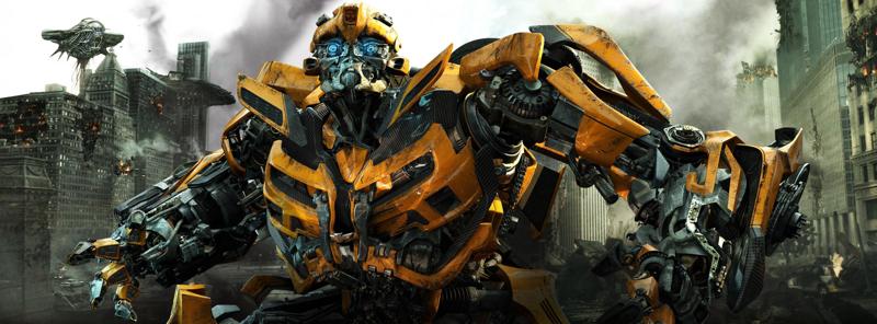 Robot con pezzi di ricambio auto. Transformers costruiti nella Cina rurale