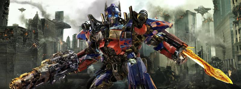 Robot con pezzi di ricambio auto. Transformers costruiti nella Cina rurale