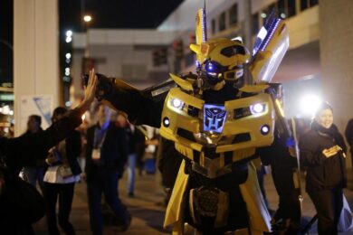 Robot con pezzi di ricambio auto. Transformers costruiti nella Cina rurale