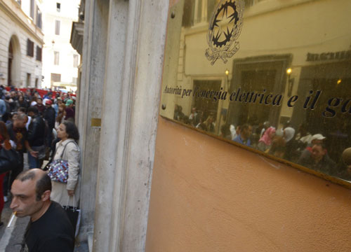 “Basta distacchi luce e gas”. Blitz nella sede dell’autorità