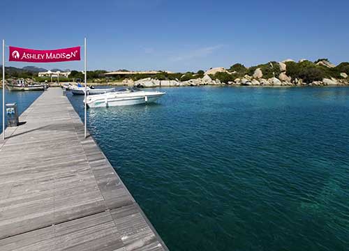 Un’isola solo per i traditori incalliti. Marinella diventa “resort bollente” Un’isola solo per i traditori incalliti. Marinella diventa “resort bollente”