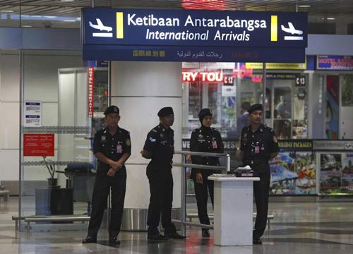 Aereo Malesia, nessuno degli oggetti pescati nell’oceano è del volo scomparso Aereo Malesia, nessuno degli oggetti pescati nell’oceano è del volo scomparso