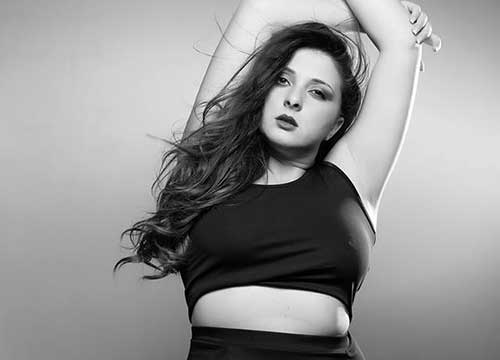 La IV misura si prende la rivincita. “Io, curvy model, felice coi miei chili” La IV misura si prende la rivincita. “Io, curvy model, felice coi miei chili”