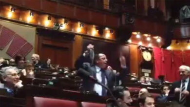 VIDEO: Buonanno mostra il pesce alla Boldrini