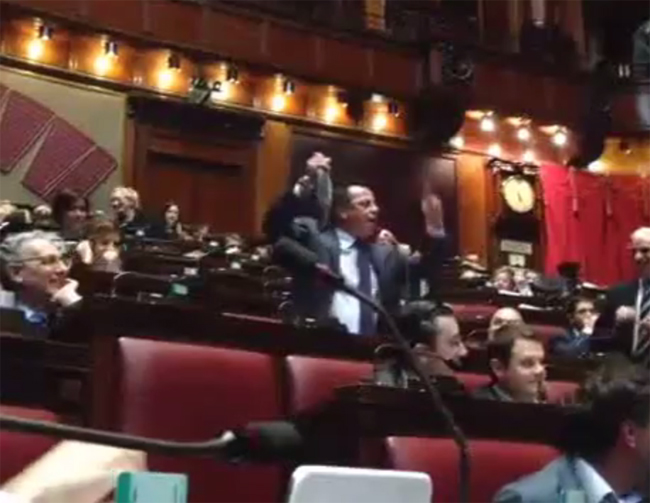 Primo aprile? Buonanno (Lega) sventola in Aula una spigola. Immagini Primo aprile? Buonanno (Lega) sventola in Aula una spigola. Immagini