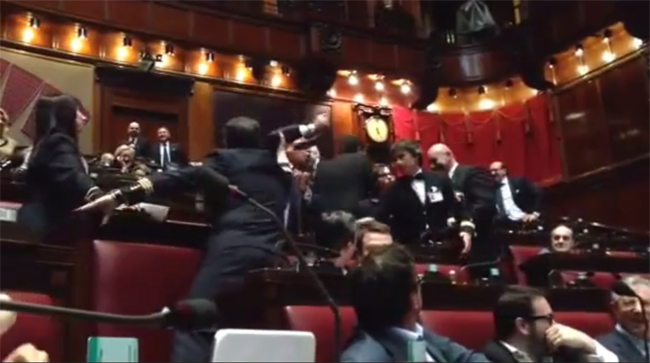 Primo aprile? Buonanno (Lega) sventola in Aula una spigola. Immagini Primo aprile? Buonanno (Lega) sventola in Aula una spigola. Immagini