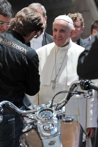 Record di pellegrini per il Papa. E lui lascia l’auto e va al lavoro a piedi Record di pellegrini per il Papa. E lui lascia l’auto e va al lavoro a piedi