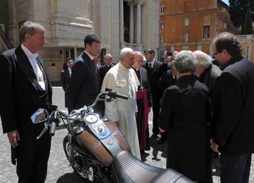 Record di pellegrini per il Papa. E lui lascia l’auto e va al lavoro a piedi Record di pellegrini per il Papa. E lui lascia l’auto e va al lavoro a piedi