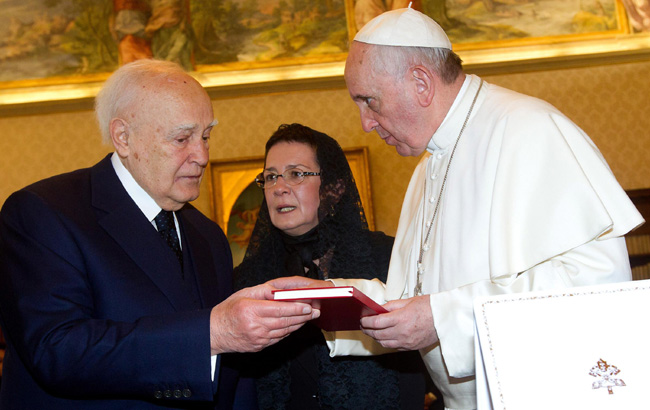 Record di pellegrini per il Papa. E lui lascia l’auto e va al lavoro a piedi Record di pellegrini per il Papa. E lui lascia l’auto e va al lavoro a piedi