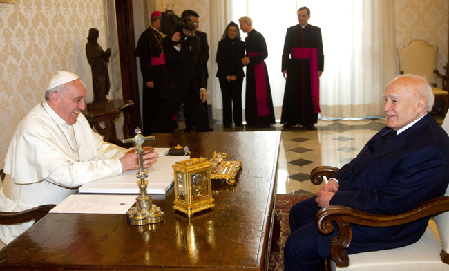 Record di pellegrini per il Papa. E lui lascia l’auto e va al lavoro a piedi Record di pellegrini per il Papa. E lui lascia l’auto e va al lavoro a piedi