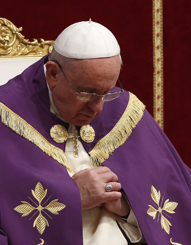 Record di pellegrini per il Papa. E lui lascia l’auto e va al lavoro a piedi Record di pellegrini per il Papa. E lui lascia l’auto e va al lavoro a piedi
