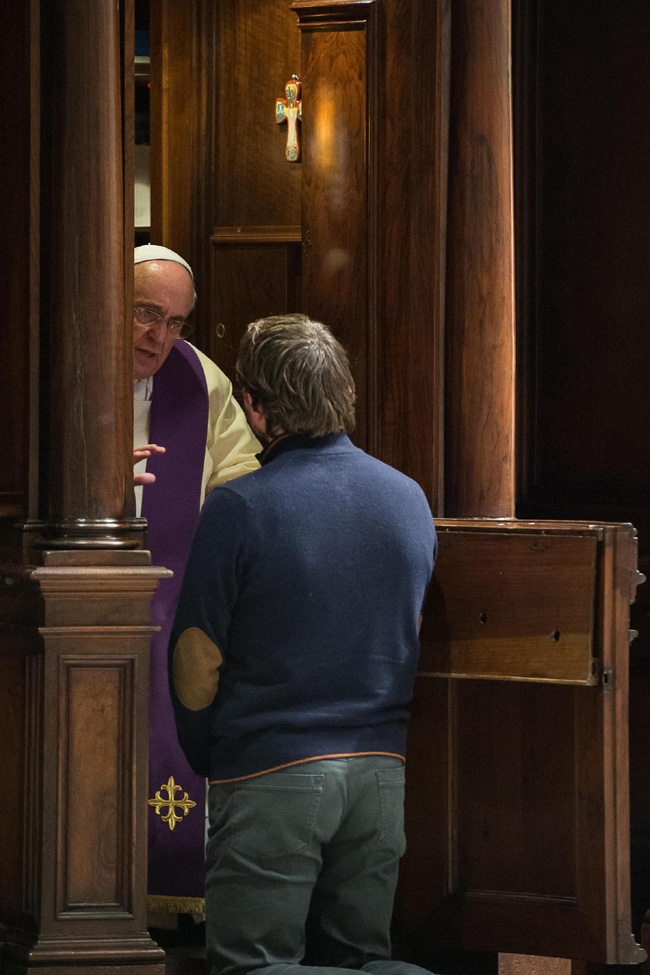 Record di pellegrini per il Papa. E lui lascia l’auto e va al lavoro a piedi Record di pellegrini per il Papa. E lui lascia l’auto e va al lavoro a piedi