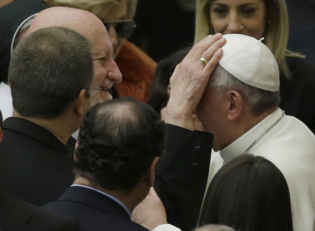 Record di pellegrini per il Papa. E lui lascia l’auto e va al lavoro a piedi Record di pellegrini per il Papa. E lui lascia l’auto e va al lavoro a piedi