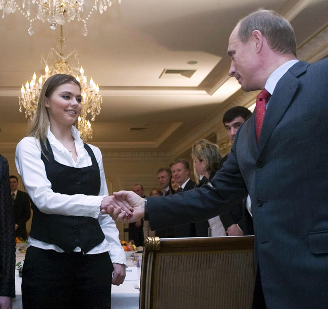 Putin divorzia da Liudmila. E lei sparisce. Le foto della nuova fiamma Putin divorzia da Liudmila. E lei sparisce. Le foto della nuova fiamma