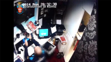 VIDEO: Colpo grosso alle slot, bottino in pezzi da 2 €