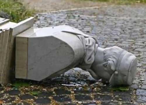 Galleria foto '“Città da schifo”, l’arte non basta. I turisti scoprono la paura' - foto 7