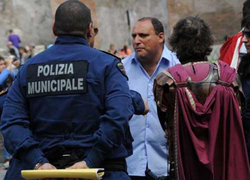 Galleria foto '“Città da schifo”, l’arte non basta. I turisti scoprono la paura' - foto 4