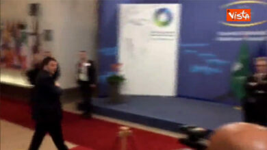 VIDEO: Bruxelles: Renzi arriva al Summit UE Africa e quasi sbaglia ingresso