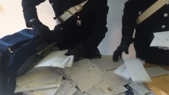 Non è un postino ma adora le lettere. Ne ha rubate 25 chili dalle cassette Non è un postino ma adora le lettere. Ne ha rubate 25 chili dalle cassette