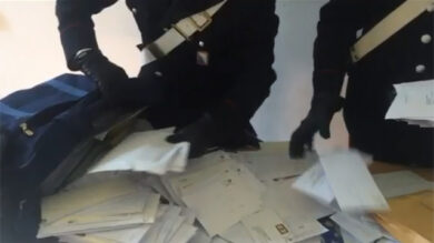 VIDEO: Non è un postino ma adora le lettere, ne ha rubate 25 chili dalla cassette