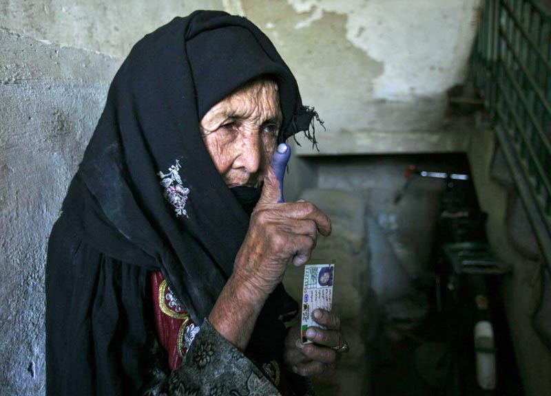 Afghanistan/ Aperte le urne. Al via il dopo-Karzai. Esplosione in un seggio